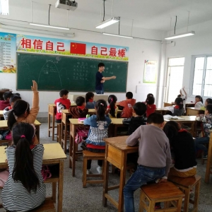 連云港市少圖“滿天星”讀書(shū)隊(duì)關(guān)愛(ài)留守兒童播撒書(shū)香