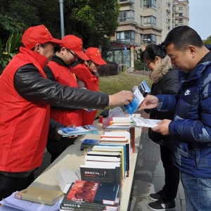 南通如皋圖書館“3·5”學(xué)雷鋒日志愿圖書服務(wù)進社區(qū)