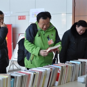 南通如皋圖書館：“流動圖書”走進(jìn)“兩會”現(xiàn)場