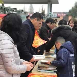 帶一本好書回家過年，溫暖書香在南通啟程