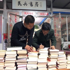 江蘇儀征新集：書屋變“課堂”，戰(zhàn)友來(lái)幫忙