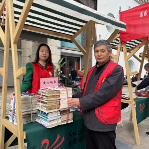 常州天寧：市民捐書(shū)捐出一個(gè)“湖畔圖書(shū)館”